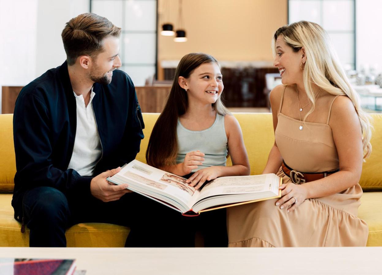 Ette Luxury Hotel & Spa Four Corners Zewnętrze zdjęcie A family at the 2019 Toronto International Film Festival