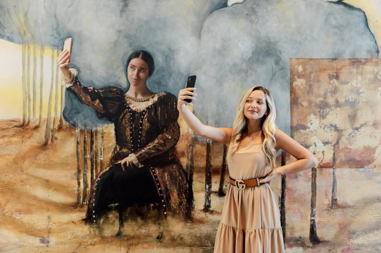 Ette Luxury Hotel & Spa Four Corners Zewnętrze zdjęcie Self-portrait with a model