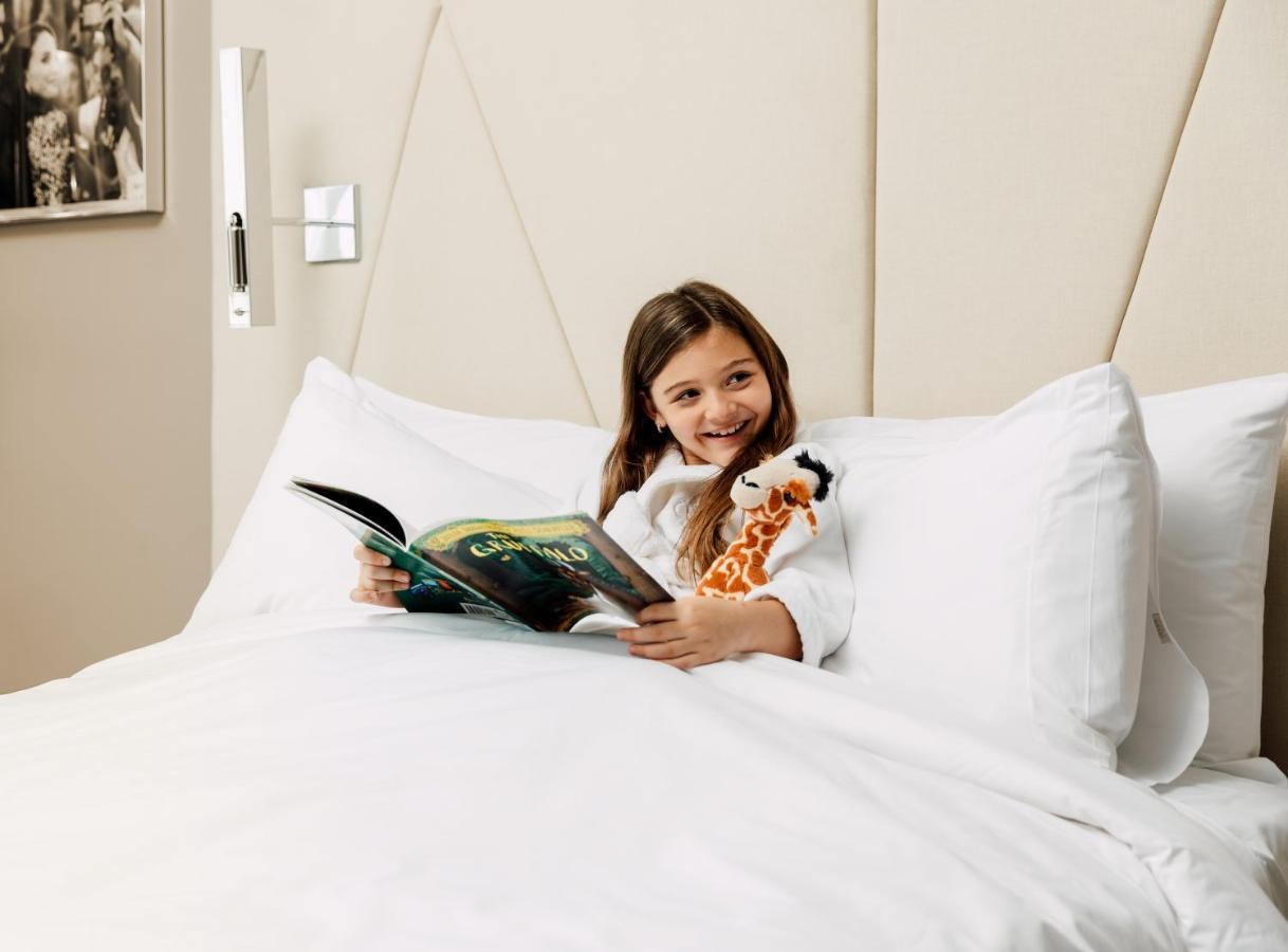 Ette Luxury Hotel & Spa Four Corners Zewnętrze zdjęcie A child in a hotel room
