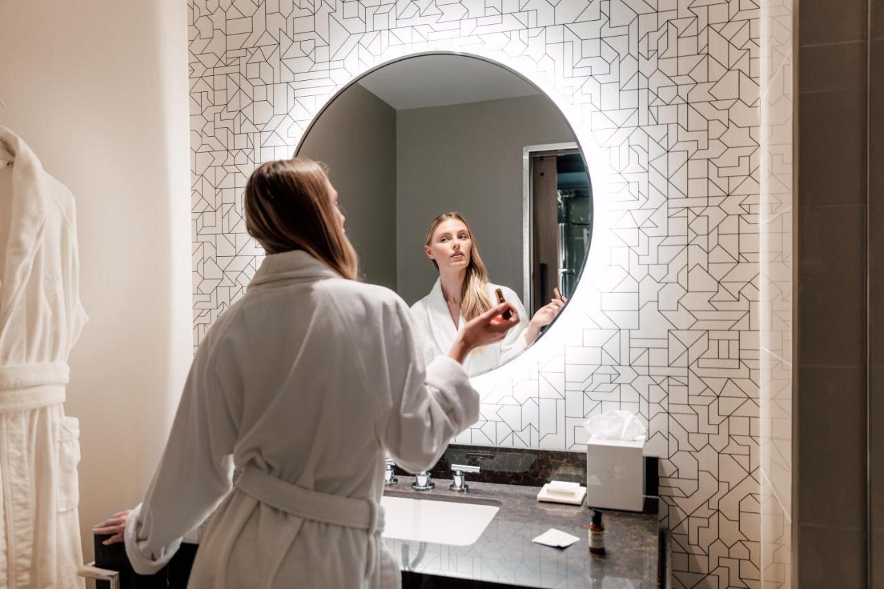 Ette Luxury Hotel & Spa Four Corners Zewnętrze zdjęcie A woman in a bathrobe