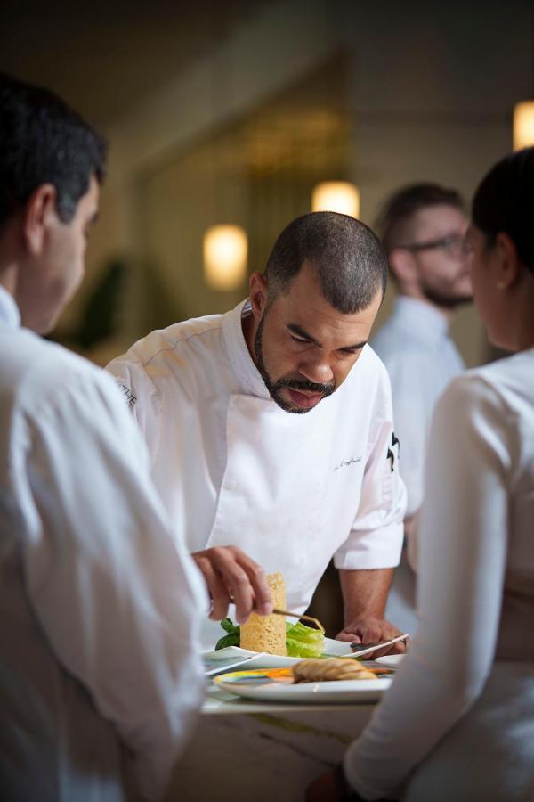 Ette Luxury Hotel & Spa Four Corners Zewnętrze zdjęcie Chef preparing a dish